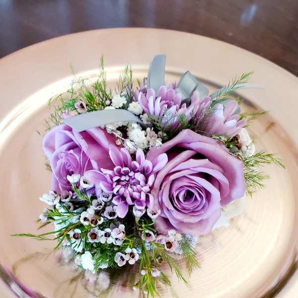 Lavender rose and daisy bouquet on a gold charger plate