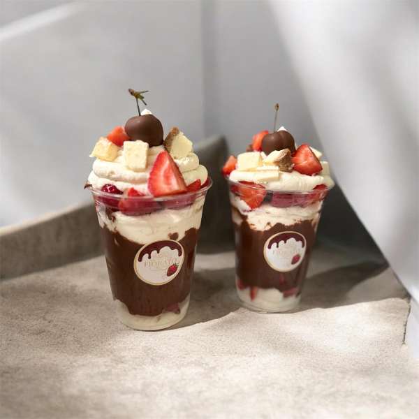 Strawberries and cream with cheesecaKe