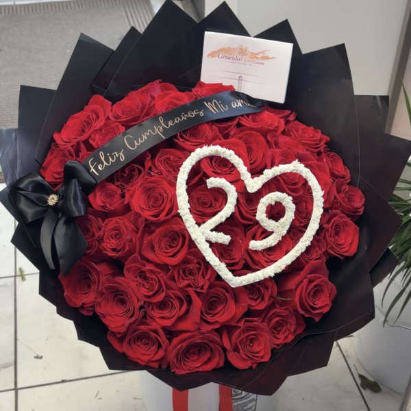 Ramo de 50 rosas con baby's breath y liston