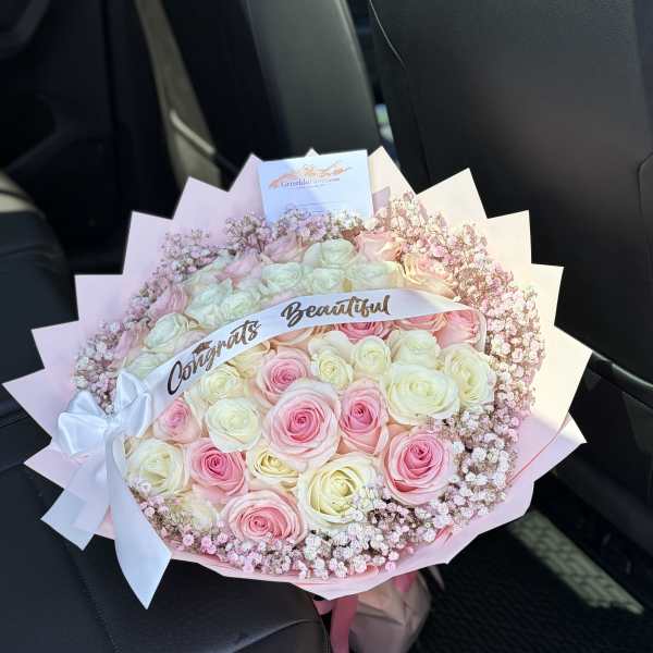 Ramo de 50 rosas y babys breath (incluye listón)