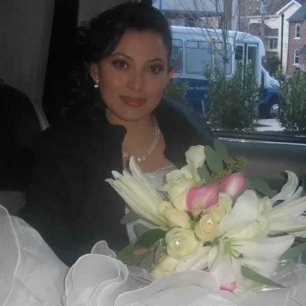 Woman holding a bouquet of white lilies and pink calla lilies