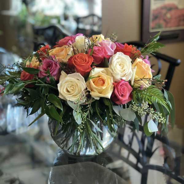 Mixed rose bouquet in a clear glass vase