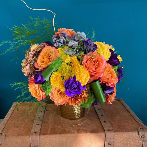 Colorful bouquet of roses and hydrangeas in a gold vase