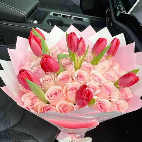 Bouquet de rosas y tulipanes By Special Moment´S