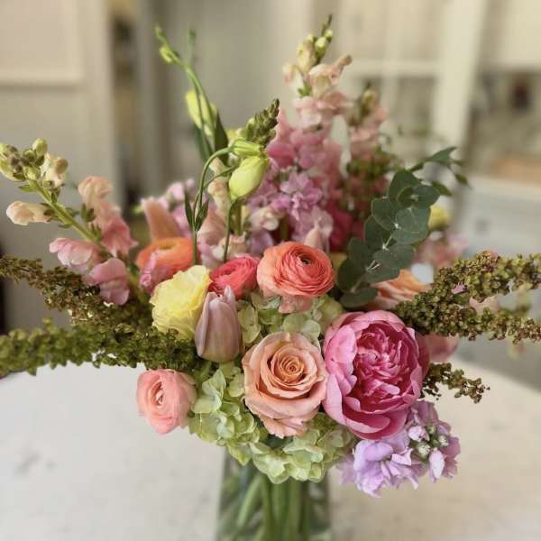 Mixed pastel bouquet in a clear glass vase