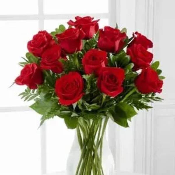 Bouquet of red roses in a clear glass vase