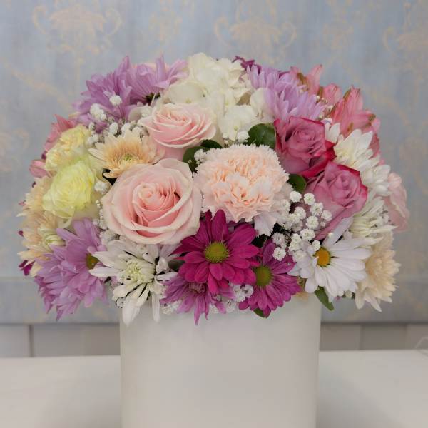 Sweet Charm – Seasonal Floral Box