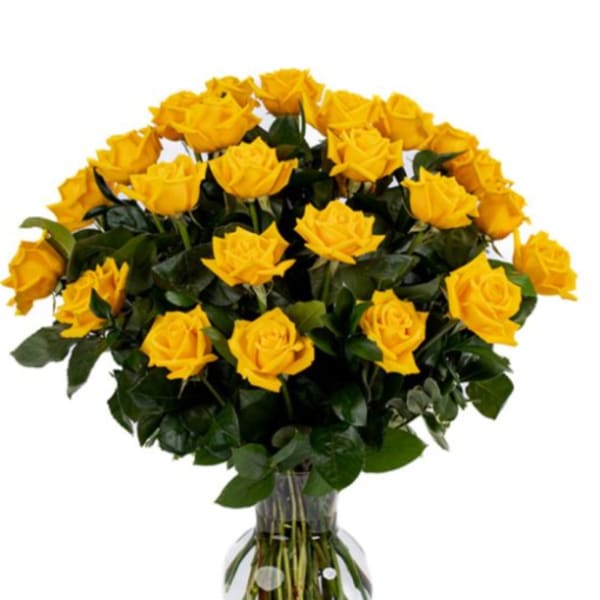 Bouquet of yellow roses in a clear glass vase