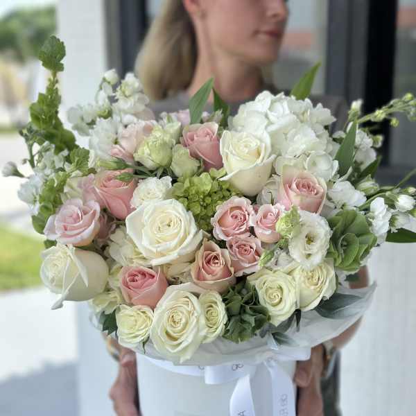 Bouquet of pink and white roses in a white hat box