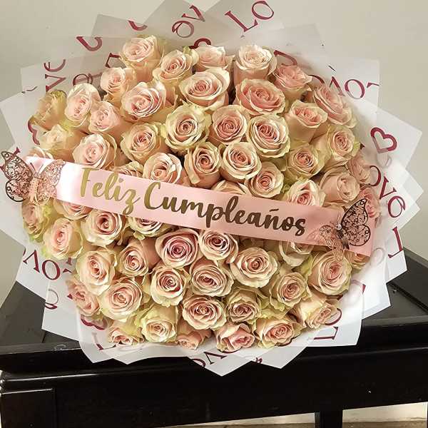 Large bouquet of pale peach roses with a "Feliz Cumpleaños" ribbon