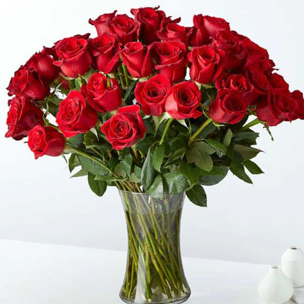 Bouquet of red roses in a clear glass vase