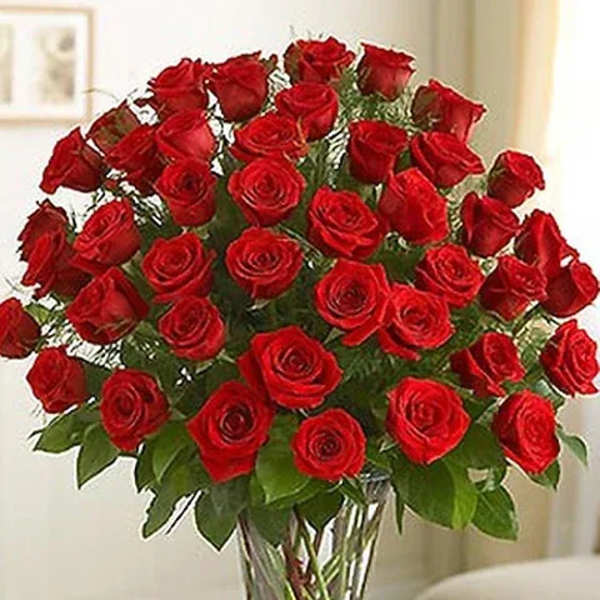 Bouquet of red roses in a clear glass vase