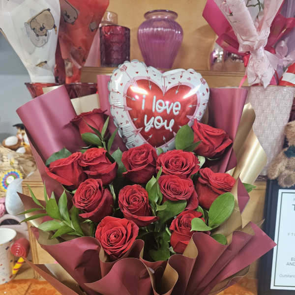 Bouquet of red roses with a heart-shaped "I love you" balloon