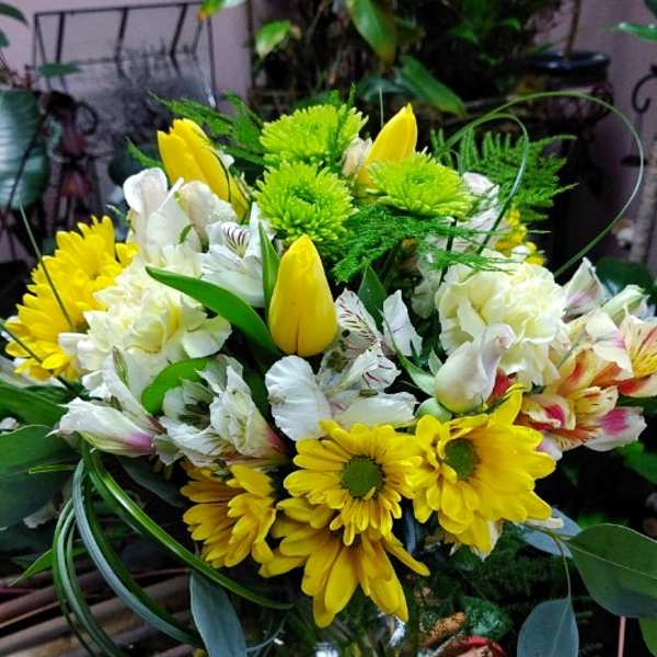 Yellow and white mixed bouquet in a clear glass vase