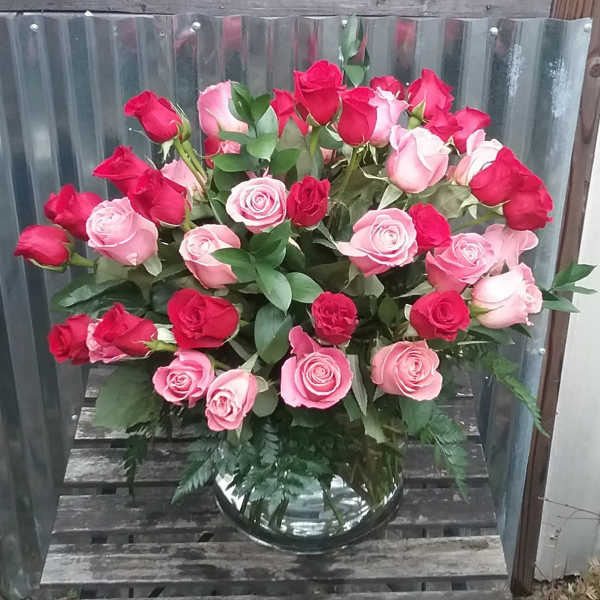 Bouquet of pink and red roses in a glass vase