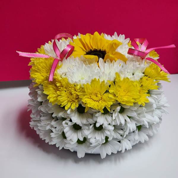 Round bouquet of white and yellow daisies with pink ribbon bows