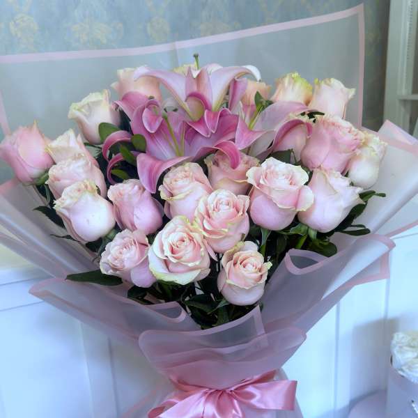 Blush Dream – Elegant Lily & Rose Bouquet
