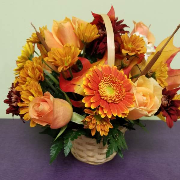 Autumn flower basket with orange roses and yellow daisies