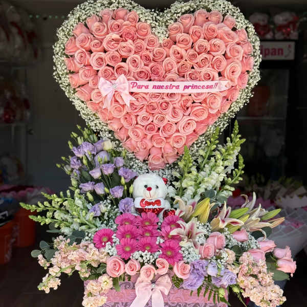 Arreglo De Dorazón de Rosas y flores surtidas 2