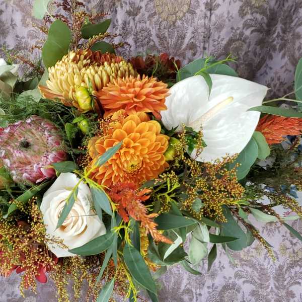 Mixed bouquet with white calla lilies and orange dahlias