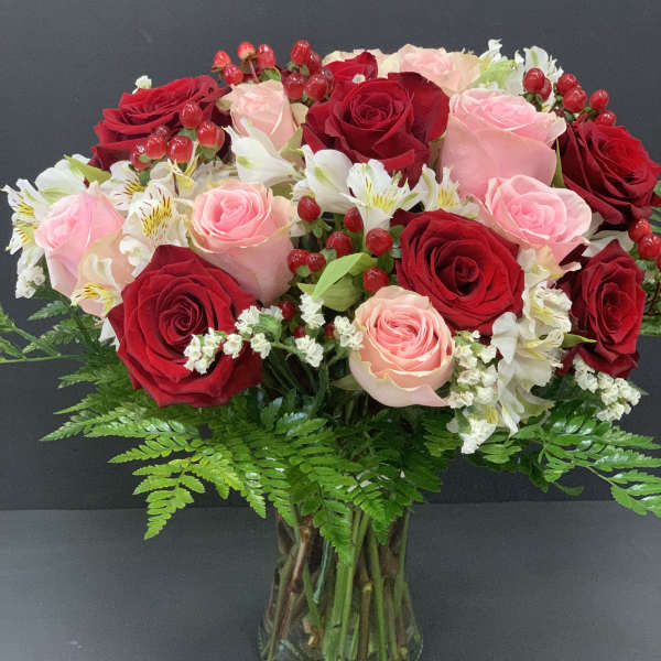 Bouquet of red and pink roses in a glass vase