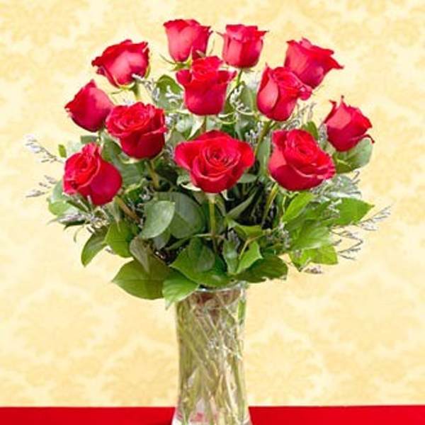 Bouquet of red roses in a clear glass vase