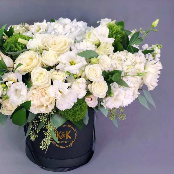 XXL hat box arrangement white in a black box