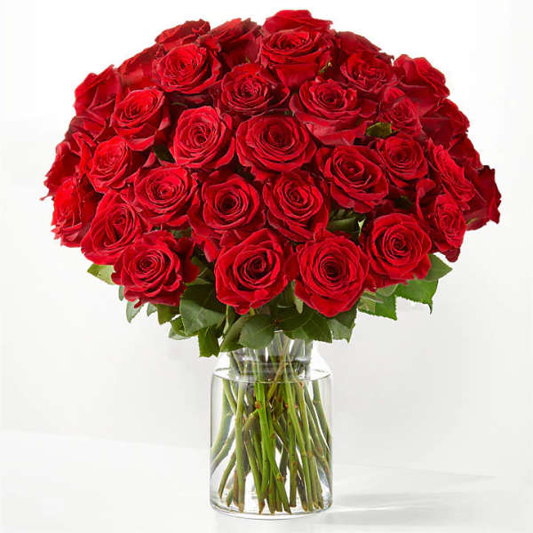 Bouquet of red roses in a clear glass vase