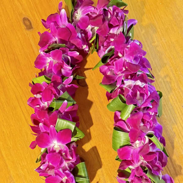 Bombai double orquid lei with tea leaves
