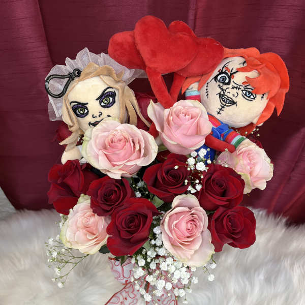 Bouquet of red and pink roses with two plush dolls and heart decorations