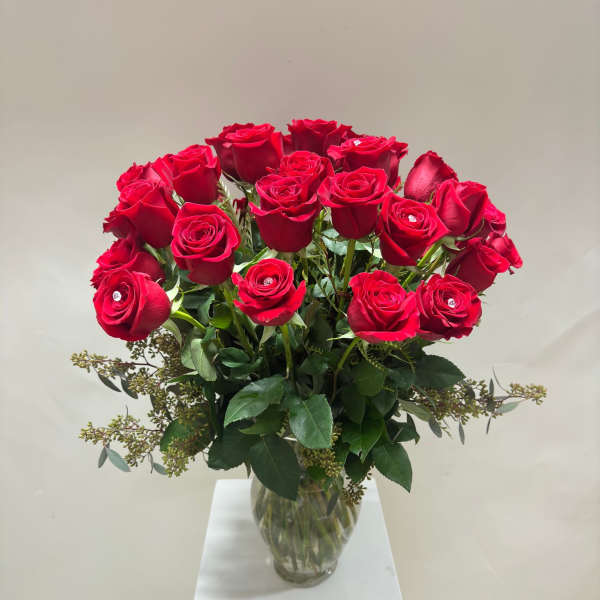 Bouquet of red roses in a clear glass vase