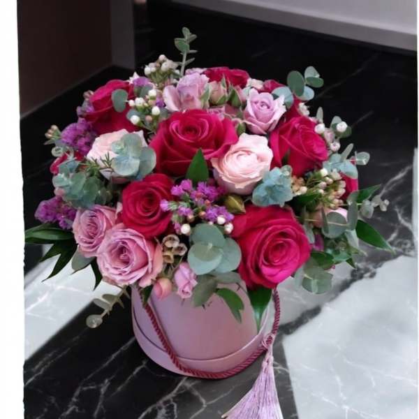 Pink and red rose bouquet in a round pink box