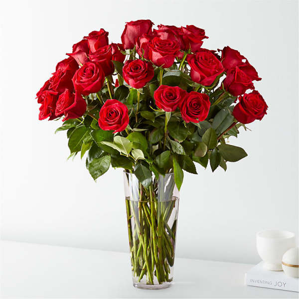 Bouquet of red roses in a clear glass vase