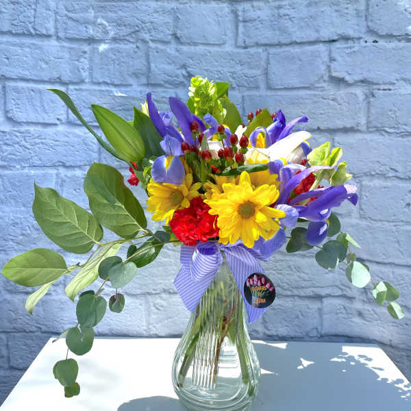 Colorful bouquet of mixed flowers in a clear glass vase