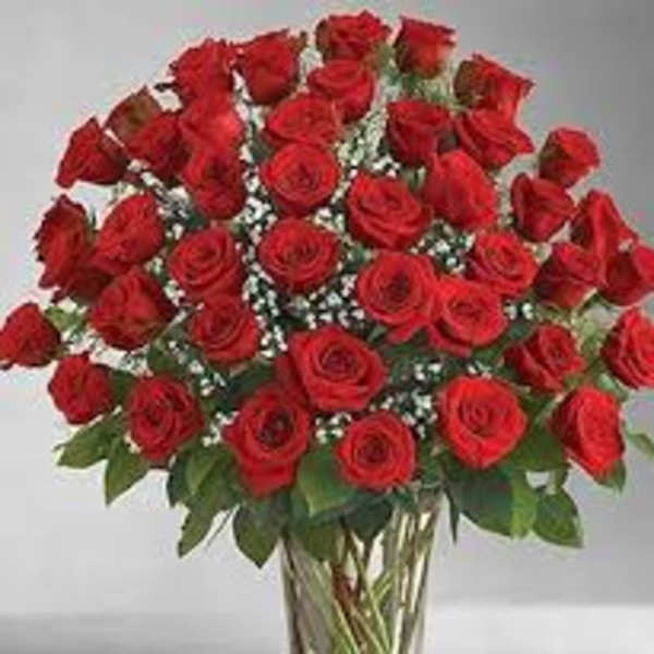 Bouquet of red roses in a clear glass vase