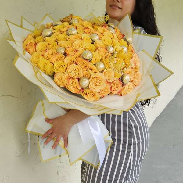 Large bouquet of yellow and peach roses with gold accents