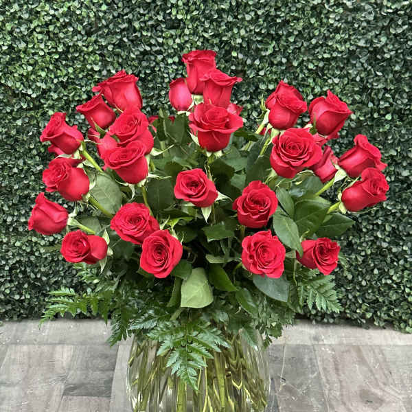 Bouquet of red roses in a clear glass vase
