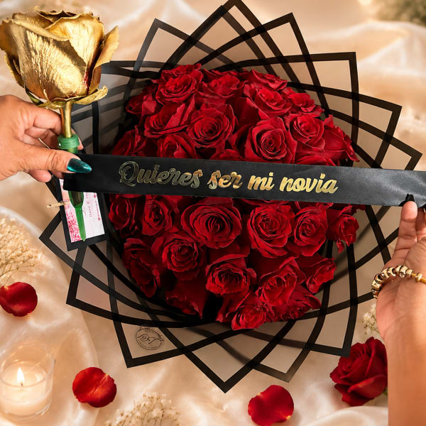 Bouquet of red roses with a gold rose and a "Quieres ser mi novia" ribbon