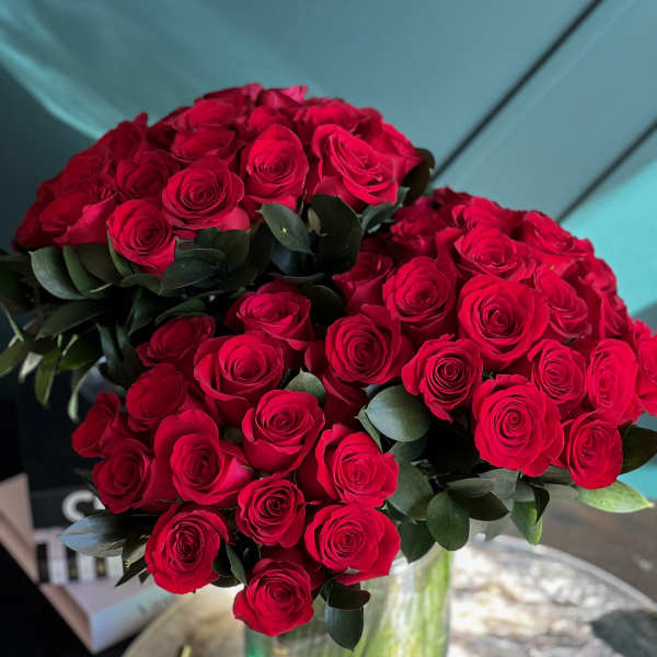Bouquet of red roses in a clear glass vase