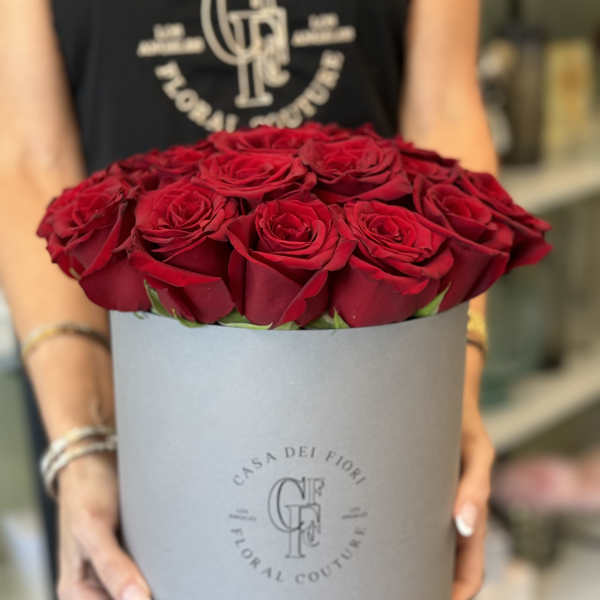Bouquet of red roses in a gray hat box