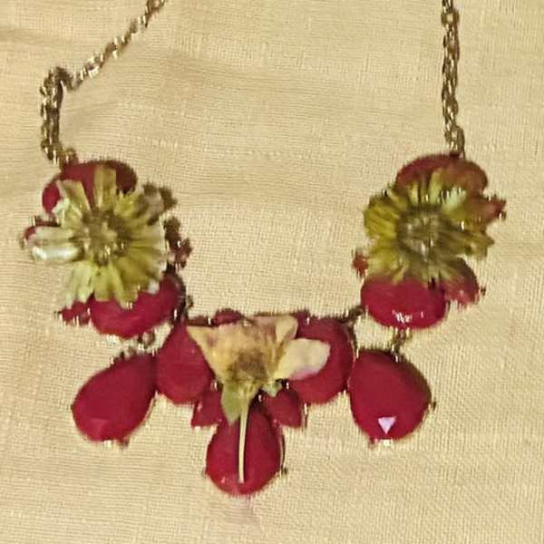 red resin and daisy and flowers necklace