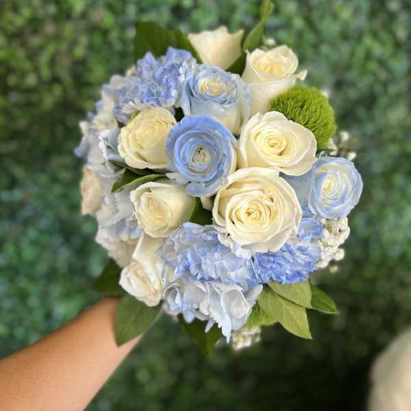 Bouquet of pale blue and cream roses with hydrangeas
