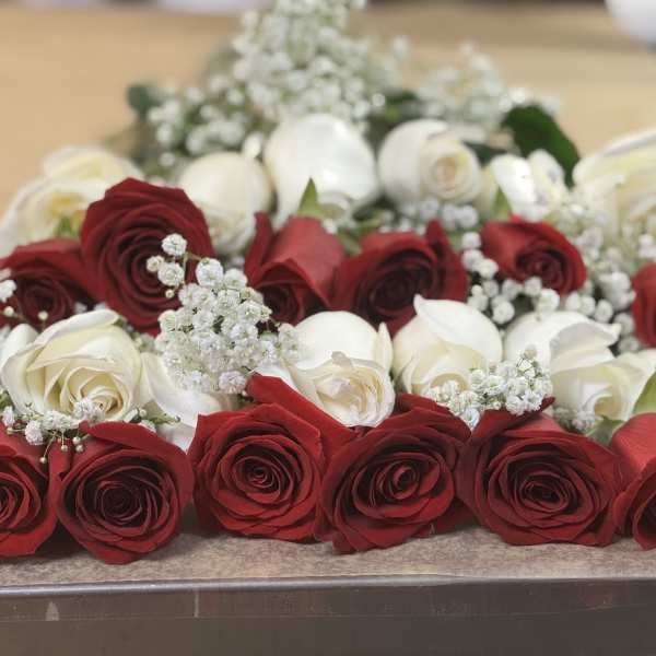 Presentation bouquet: 18 red and white roses