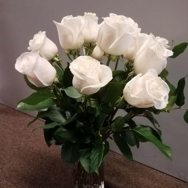 Bouquet of white roses in a clear glass vase