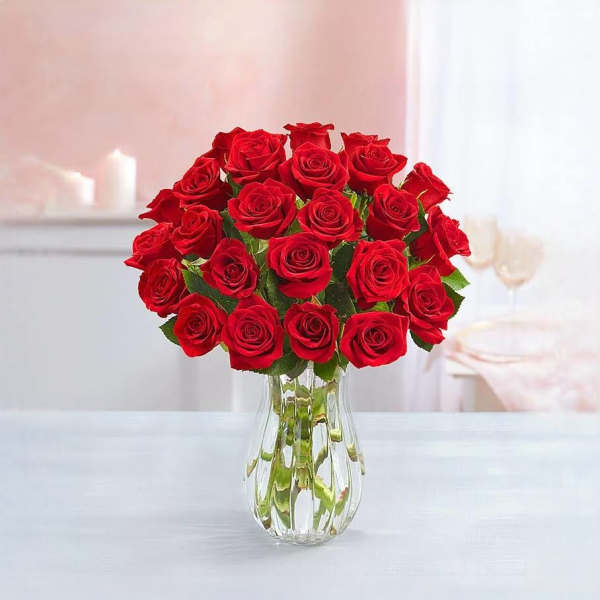 Bouquet of red roses in a clear glass vase