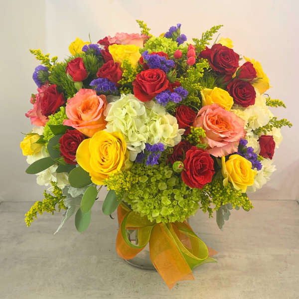 Colorful bouquet of roses and hydrangeas in a glass vase