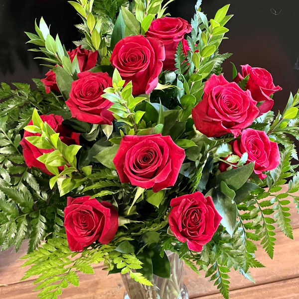 Bouquet of red roses in a clear glass vase