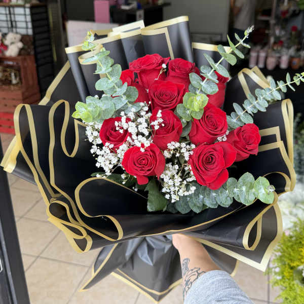 one dozen long stemmed red roses