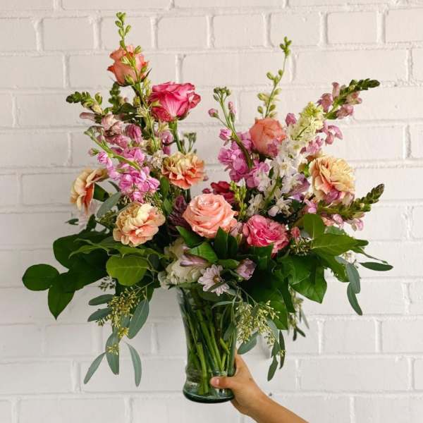 Mixed pink and peach bouquet in a clear glass vase