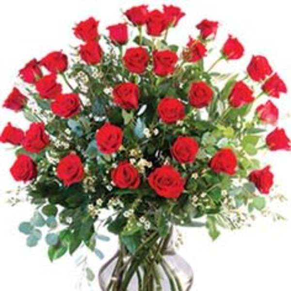 Bouquet of red roses in a clear glass vase